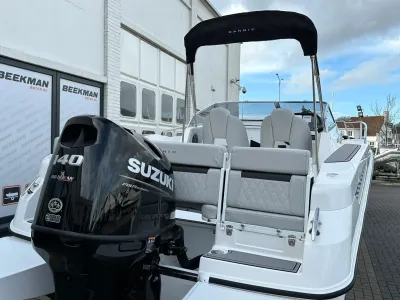 achterzijde van een motorboot bij showroom