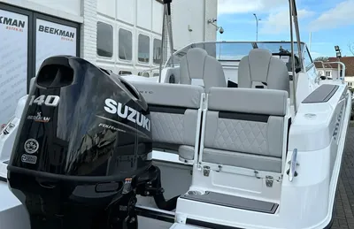 Achterzijde van een boot met buitenboordmotor