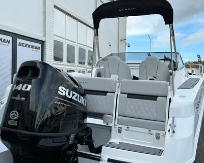 achterzijde van een open motorboot