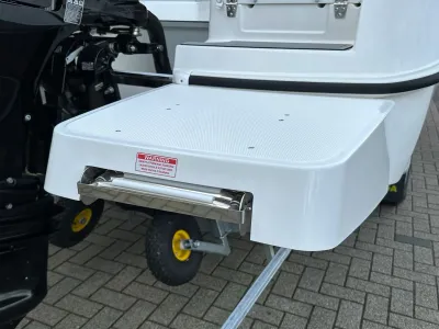 achterste zwemplatform en buitenboordmotor