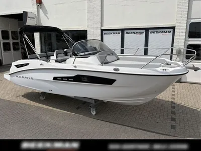 motorboot op trailer voor showroom