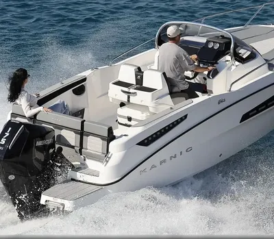 motorboot op open water met bemanning