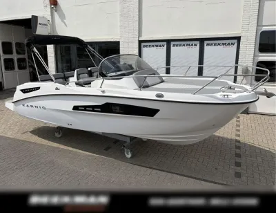 boot op trailer voor showroom