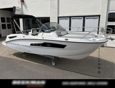 motorboot op trailer voor showroom
