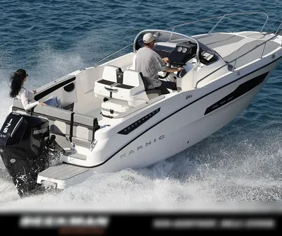 witte motorboot op open zee