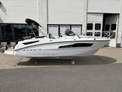 wit motorboot buiten bij gebouw