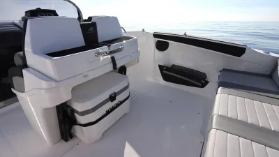 Cockpit en zitgedeelte van een motorboot