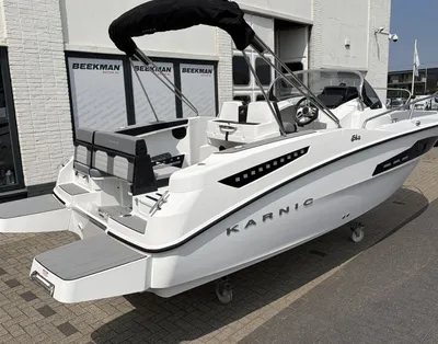 witte motorboot bij showroom