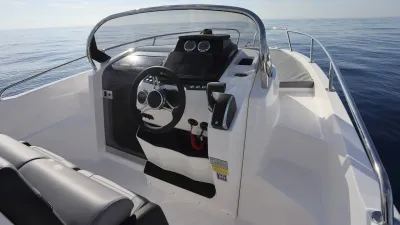 bestuurdersconsole en boeg van boot op open zee