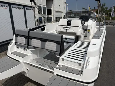 open motorboot bij showroom