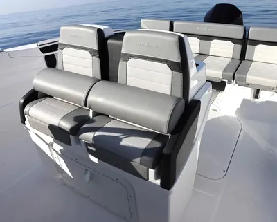 bootkuip met zitplaatsen en zonnedek