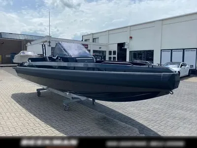 donkere speedboot op trailer bij showroom