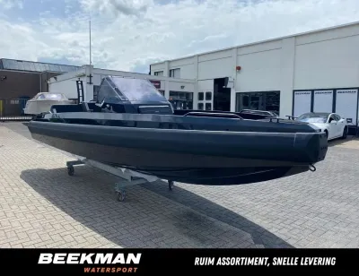 donkere consoleboot op trailer bij showroom