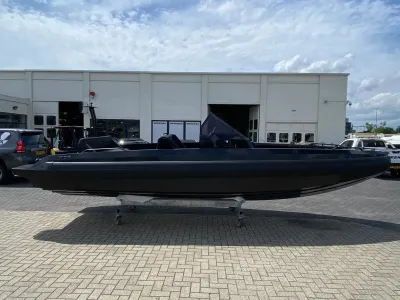 zwarte sportboot op trailer voor bedrijfsgebouw