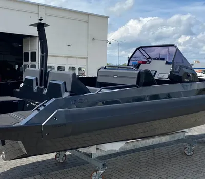 Motorboot op trailer bij showroom