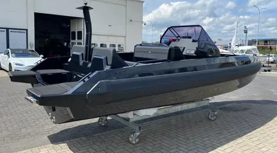 donkere sportieve motorboot op trailer