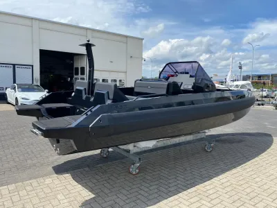 donkere powerboat buiten bij bedrijfsgebouw