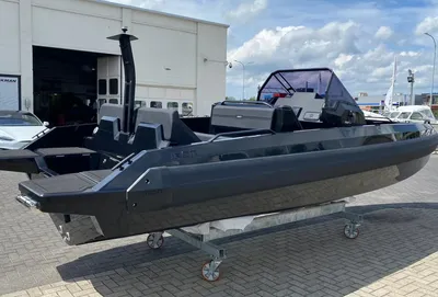 zwarte speedboot op trailer buiten