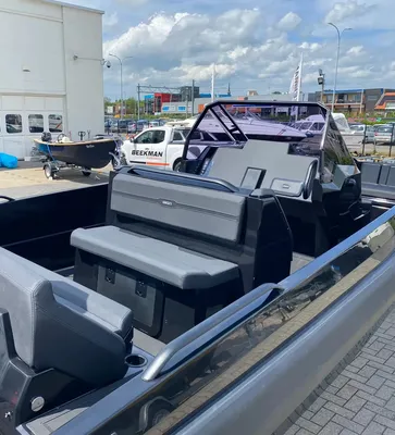 Zijaanzicht van een boot in buitenopstelling