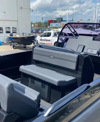 console en zitbanken van open boot bij kade