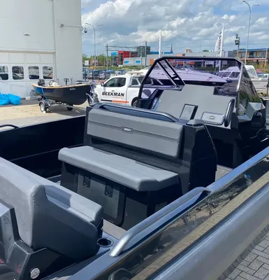zwarte motorboot met zitplaatsen op showroomterrein