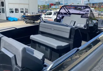 motorboot met open kuip op parkeerplaats