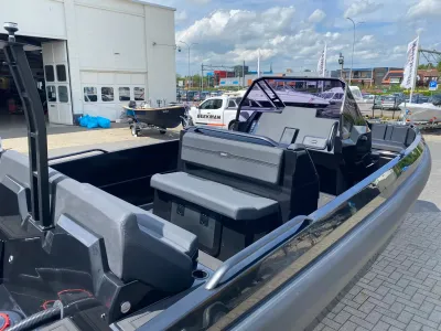 interieur en boeg van powerboat bij werf