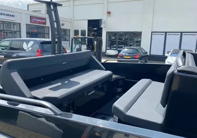 zit- en achterdek van een motorboot