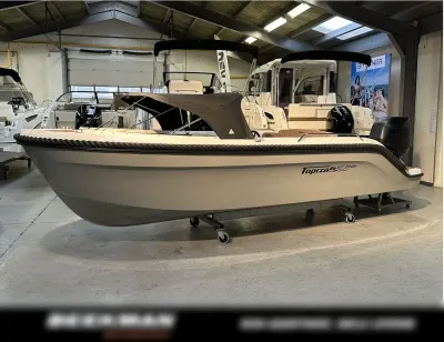 motorboot in showroom