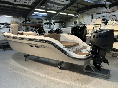 Tender boot in showroom met buitenboordmotor