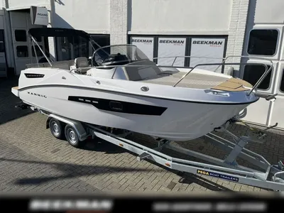 motorboot op trailer bij showroom