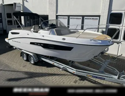 motorboot op trailer bij showroom