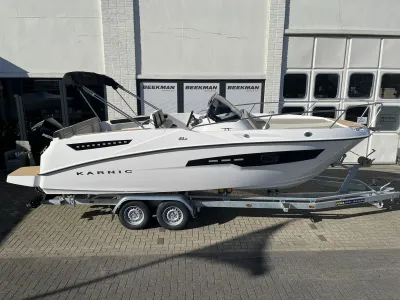 witte motorboot op trailer voor gebouw