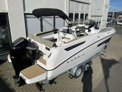 motorboot op trailer bij gebouw