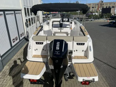 Achteraanzicht van een open motorboot