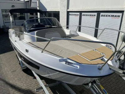 voorkant van motorboot bij showroom