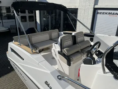 Achterdek en stuurconsole van motorboot