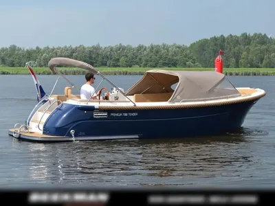 kleine tender op rustig water