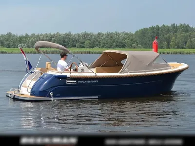 kleine tender op rustig water