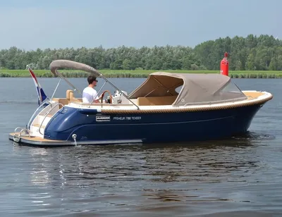 kleine tender op rustig water