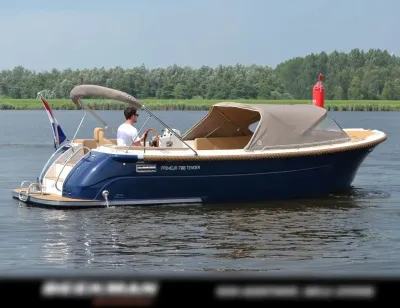 kleine tender op rustig water