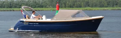kleine sloep op rustig water