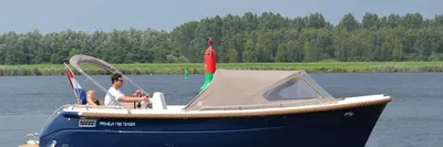 kleine tender op het water met bestuurder