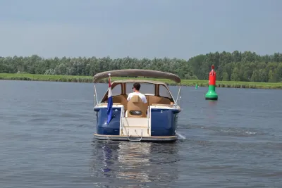 achterzijde van boot op het water