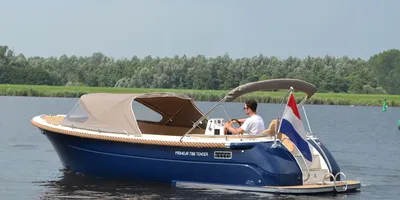 boot op rustig water met bestuurder