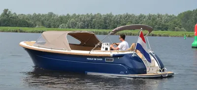 Tender op het water met bestuurder