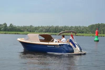 tenderboot op rustig water
