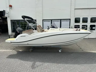 consoleboot buiten bij showroom