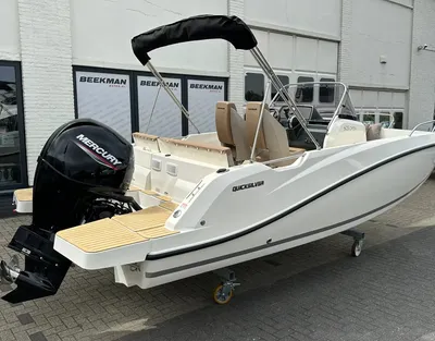 consoleboot bij showroom op trailer