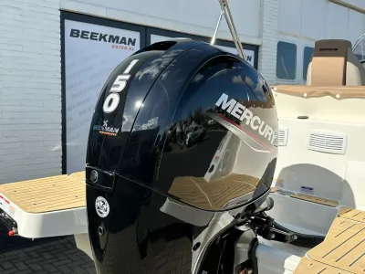 close-up van buitenboordmotor op boot